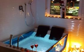 Studio-Apartment Val - Luxury Massage Chair - Private Spa- Hot Tub, Infrared Sauna, , Parking With Video Surveillance, Entry With Pin 0 - 24H, Free Cancellation 24 Hours Before Check In, Premium Pillows And Mattress